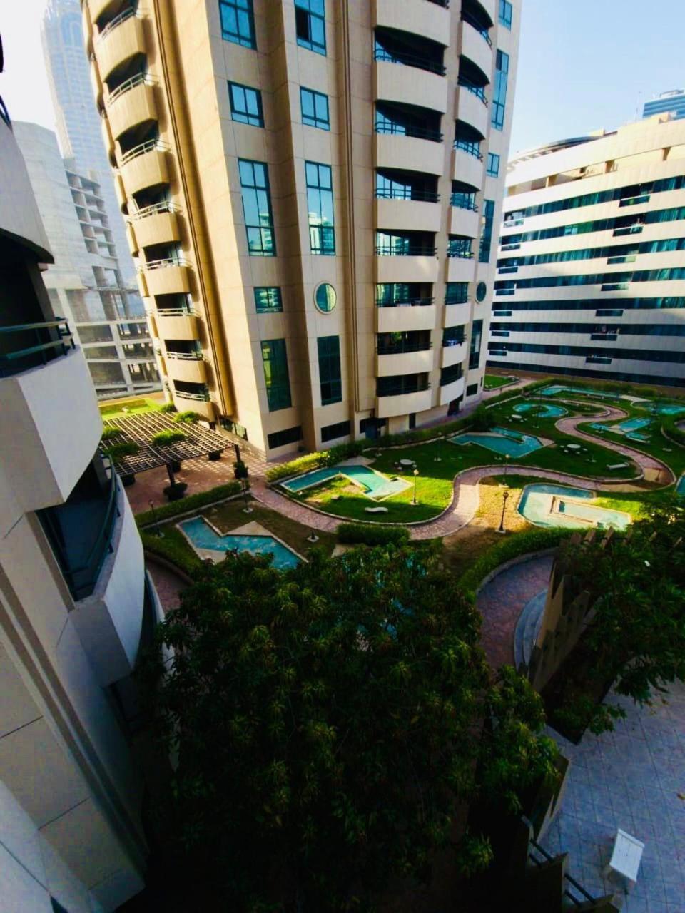 Single Partition 2 Min From Metro Swiming Pool View Homestay