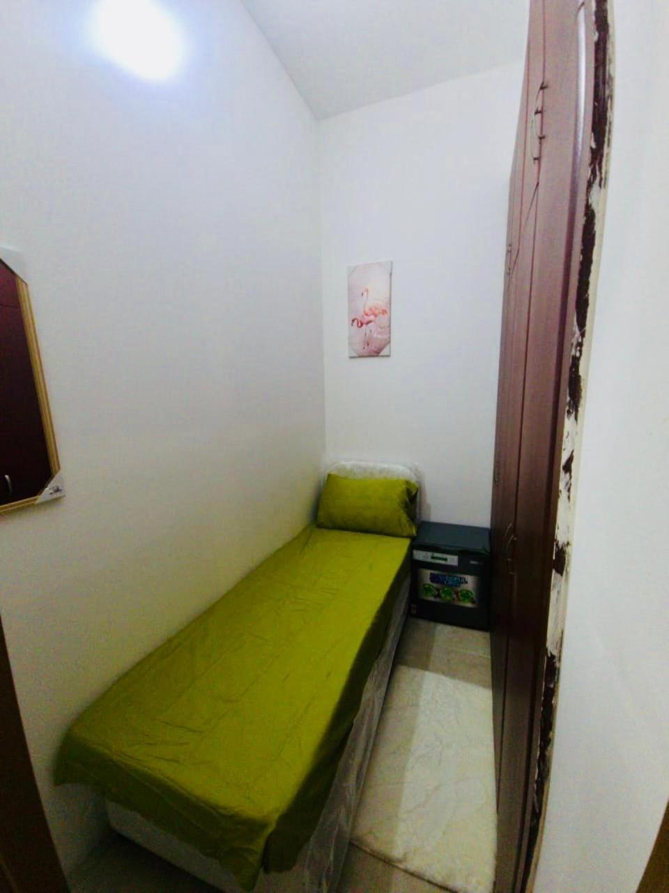 Single Partition 2 Min From Metro Swiming Pool View Homestay