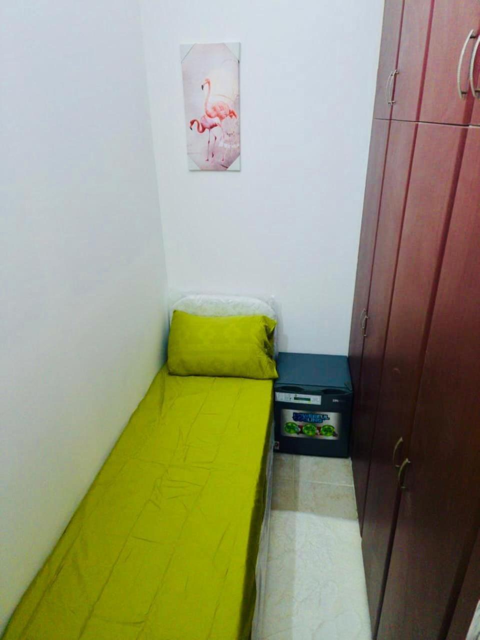 Single Partition 2 Min From Metro Swiming Pool View Homestay
